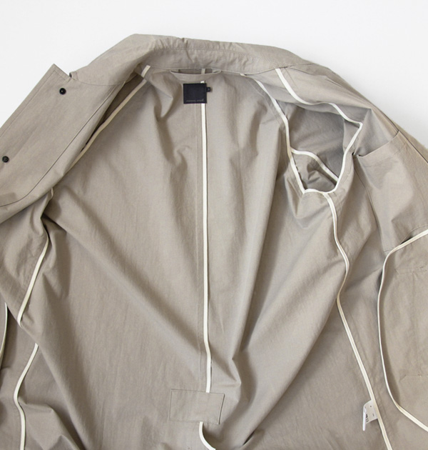 comm.arch. – Densely Woven Poplin Coat. – Fuzz